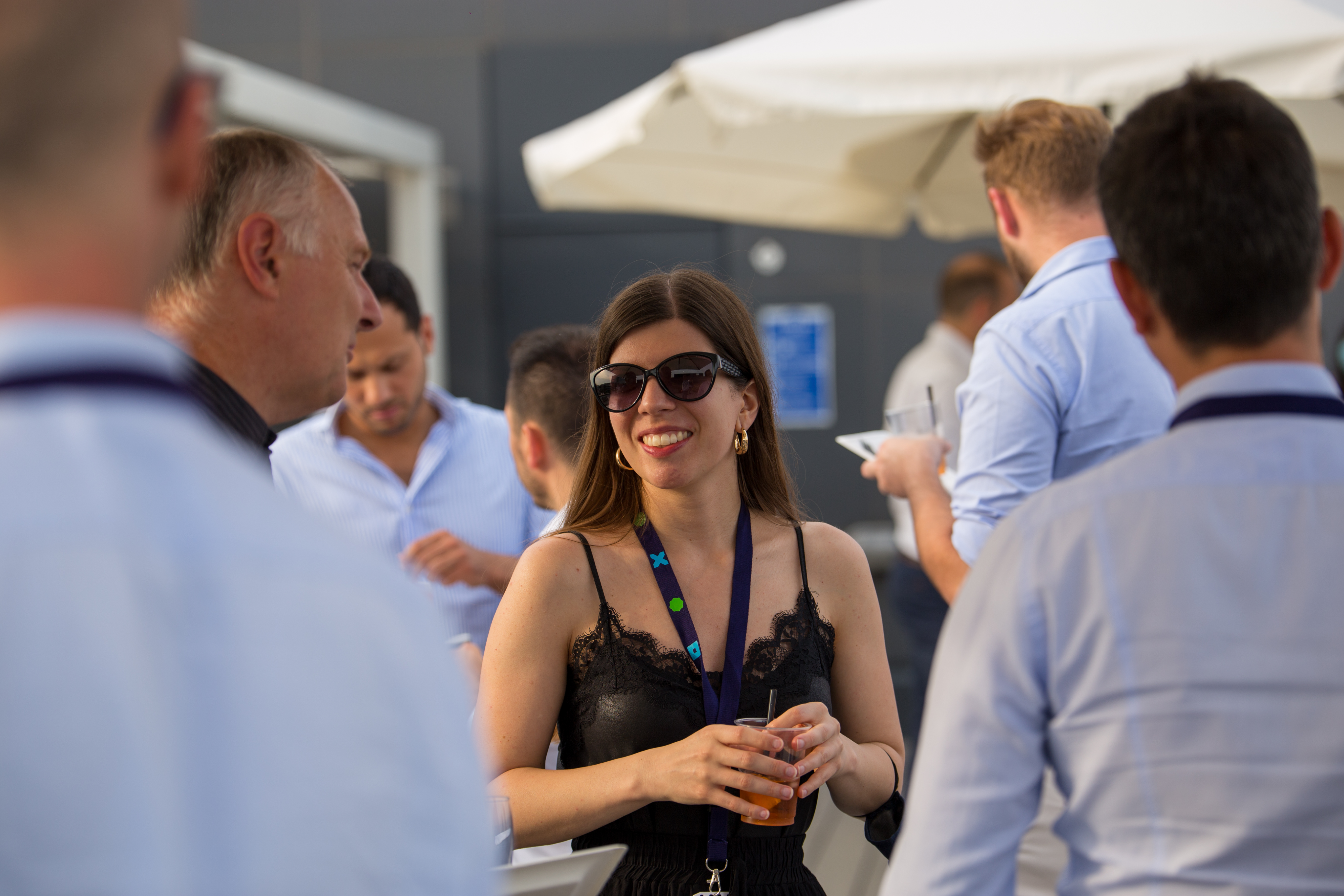 collega donna in terrazza all'aperitivo